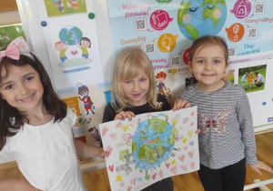 Marta, Lila i Róża prezentują wykonany plakat.